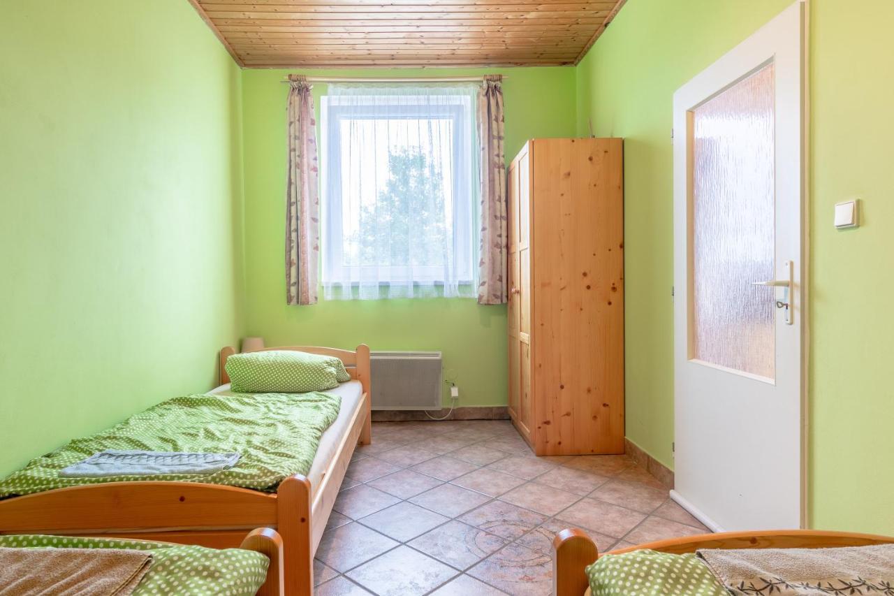 Farma Slunecny Dvur Apartmany A Family Stany Strecha Pod Strechou Hermanuv Mestec 외부 사진